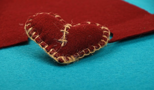 haftowane serce na tle tkaniny