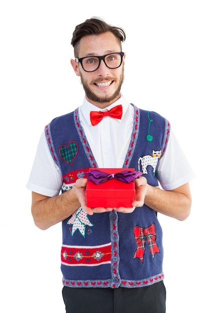 uśmiechnięty klient z haftowanym prezentem